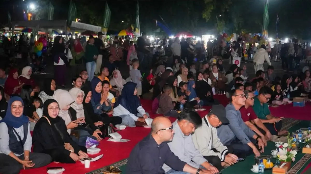 Wali Kota Mataram Mohan Roliskana dan sejumlah pejabat duduk bersama warga menyaksikan film Antikorupsi di Taman Sangkareang.