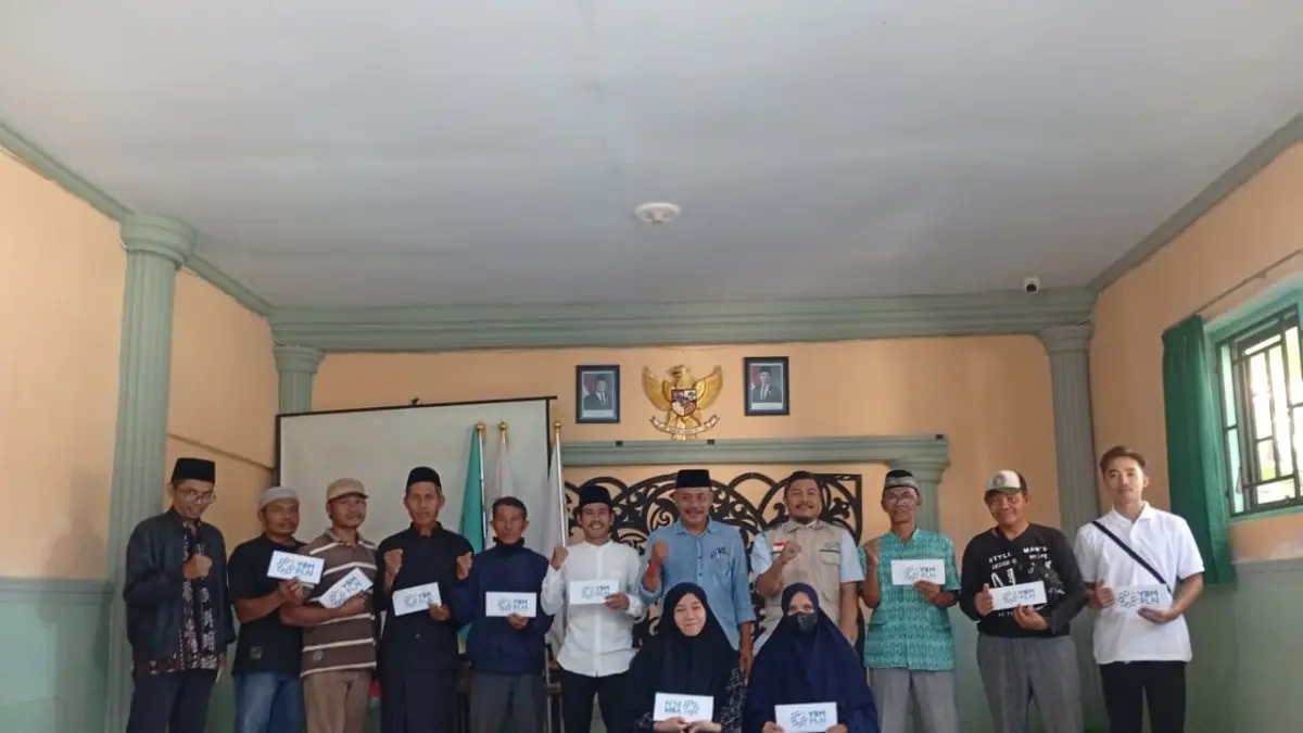 YBM PLN NTB menyalurkan bantuan kepada guru ngaji.