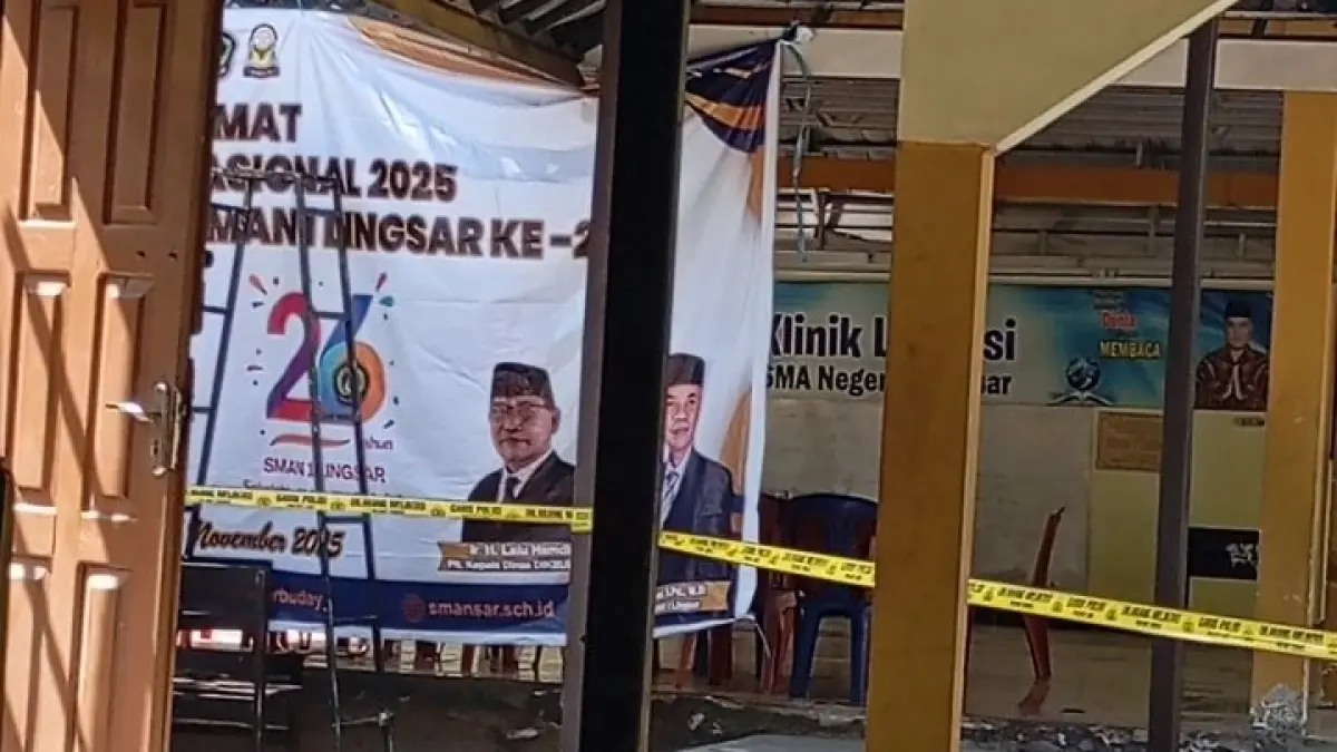 AKAN DAPAT BANTUAN: SMAN 1 Lingsar dipasangi garus polisi saat ruang guru di sekolah tersebut ambruk pada Minggu dini hari (7/6) lalu. Sekolah ini dipastikan menjadi prioritas utama penerima program rehabilitasi bangunan SMA tahun 2026.
