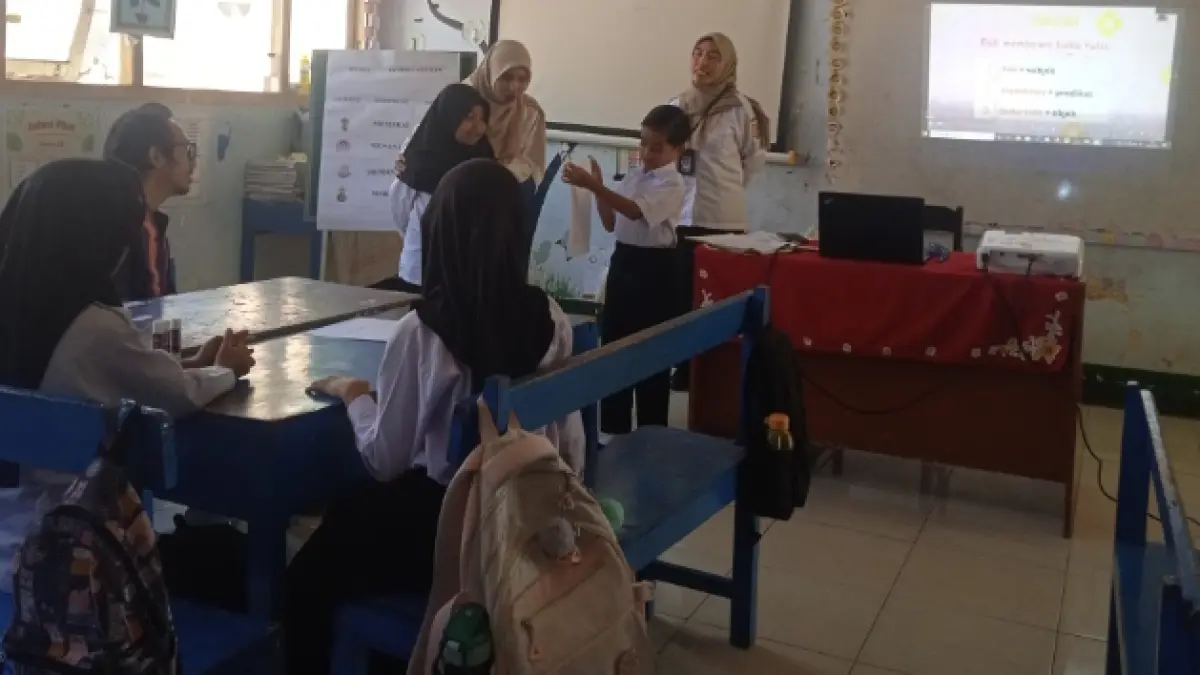 BELAJAR BERSAMA: Sasana pembelajaran menyenangkan di kelas II SDN 1 Teros, Rabu (10/6) lalu.&nbsp;