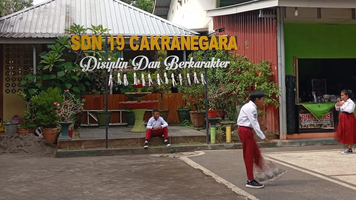 BERMAIN: Murid SDN 19 Cakranegara bermain di halaman sekolah setempat, belum lama ini. Mulai tahun ajaran baru, nama sekolah di Kota Mataram resmi berubah.