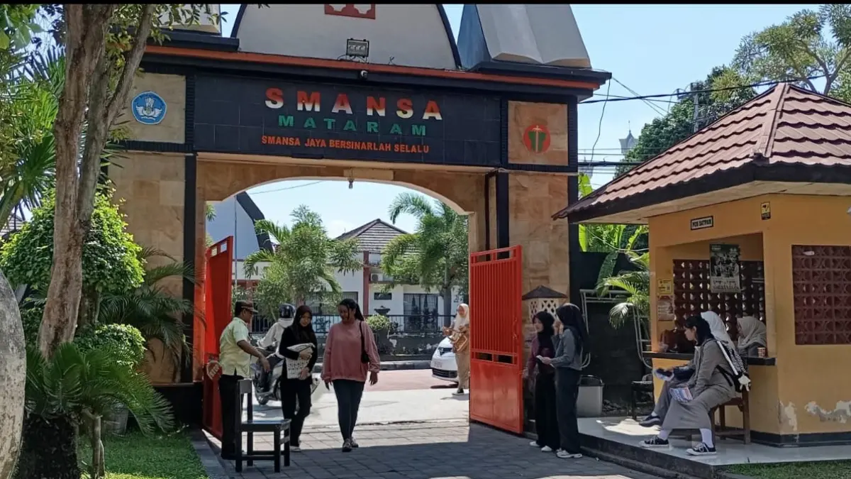 DAFTAR: Seorang calon siswa didampingi keluarganya mendaftar pada SPMB di SMAN 1 Mataram, belum lama ini.