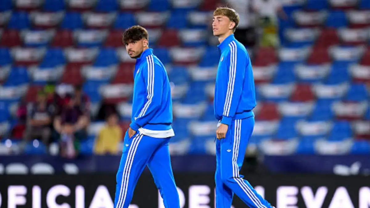 Dua bek muda, Dean Huijsen dan Raul Asencio, kabarnya mengincar nomor punggung 4 warisan David Alaba di Real Madrid. Siapa yang paling pantas?
