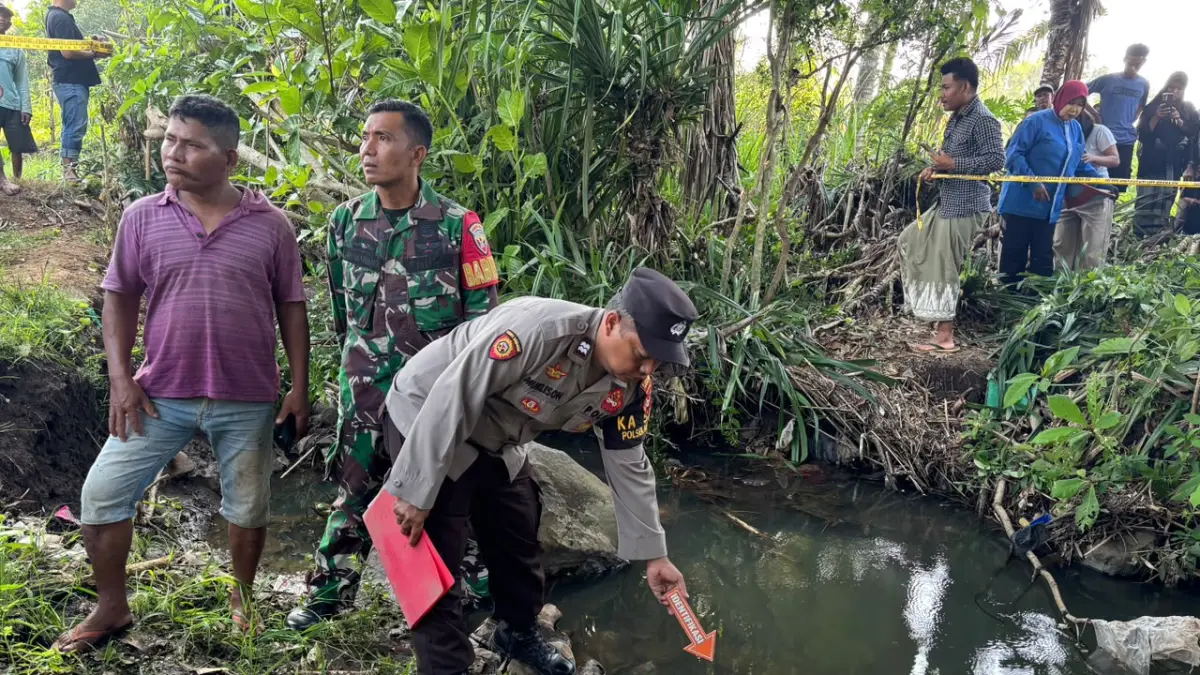 EVAKUASI: Tim kepolisian bersam saat melakukan evakuasi terhadap mayat bayi yang ditemukan mengapung di saluran irigasi Desa Pijot. (HUMAS POLRES LOTIM/LOMBOK POST) 