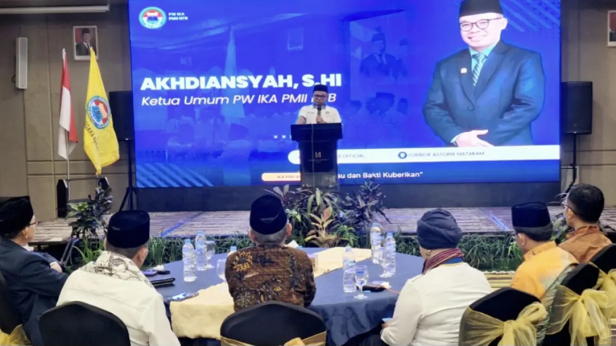 Ketua Umum PW IKA PMII NTB Akhdiansyah (berdiri) menyampaikan pidato dalam Rakerwil Pengurus Wilayah Ikatan Alumni Pergerakan Mahasiswa Islam Indonesia (IKA PMII) NTB di Mataram, Sabtu (13/6).