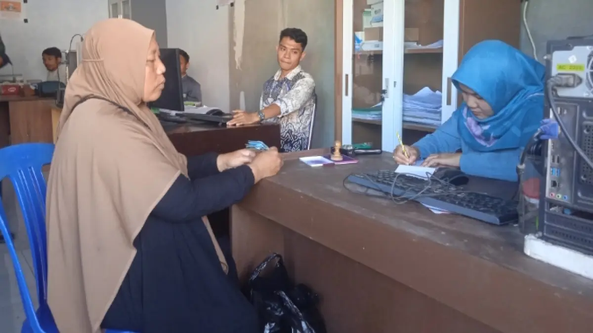 Khaeriah, ketua Kelompok Usaha Desa Kembang Kerang, menjual produknya di BUMDes setempat. Rabu (10/6). 