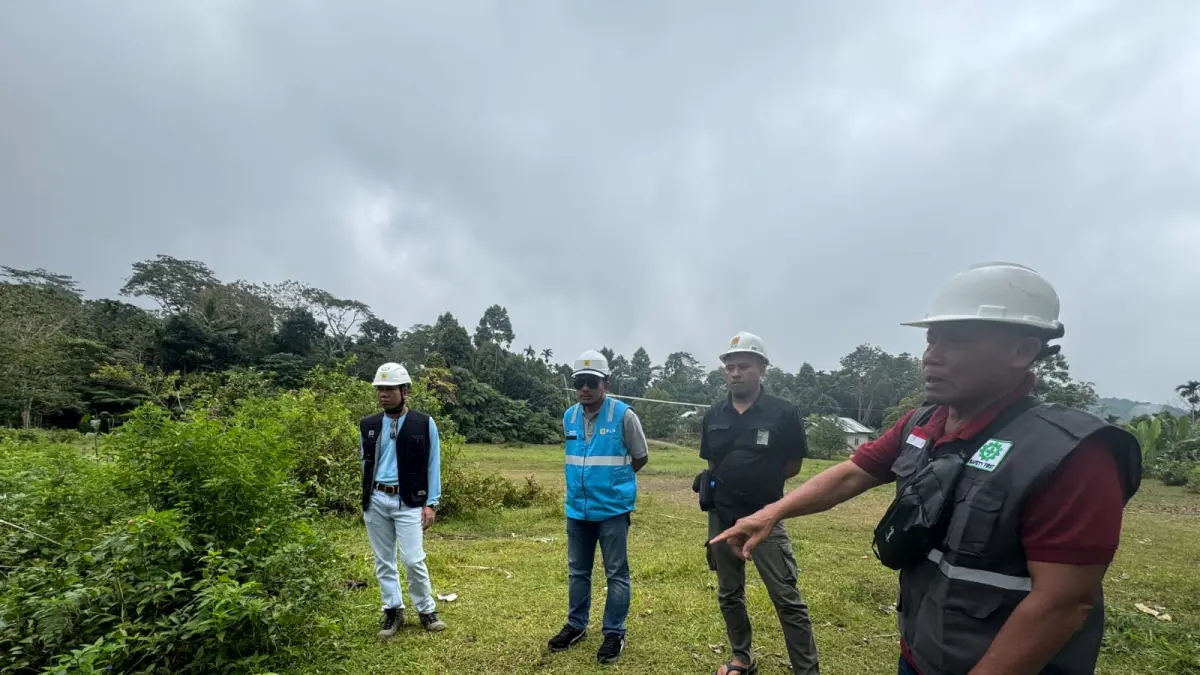 Manager Unit Pelaksana Proyek (UPP) Nusra 2 Avianda Edwin Fachruddin meninjau lokasi rencana pembangunan Wellpad PLTP Ulumbu 5.