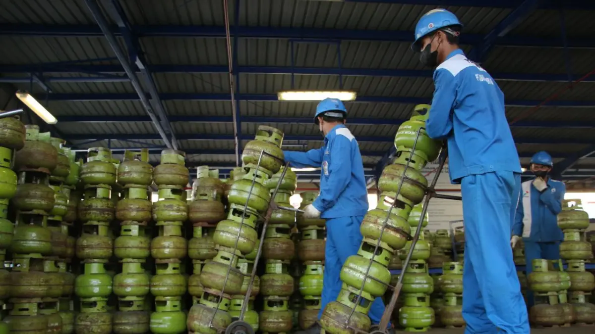 Petugas melakukan pengecekan stok LPG di salah satu pangkalan di Nusa Tenggara Barat. (Dok. Pertamina)