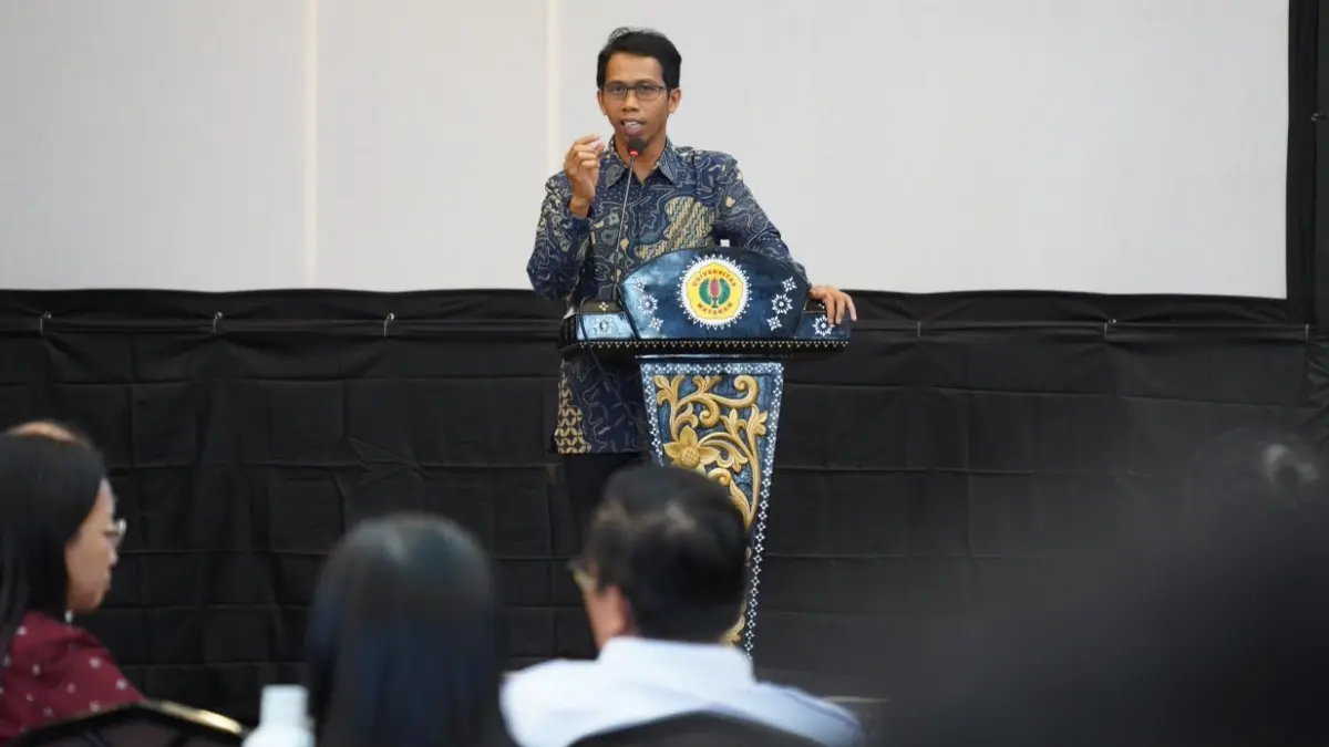 SAMBUTAN: Rektor Unram Prof Sukardi memberikan sambutan pada pembahasan inovasi ekonomi biru berkelanjutan di Ruang Sidang Senat Unram, pekan lalu.
