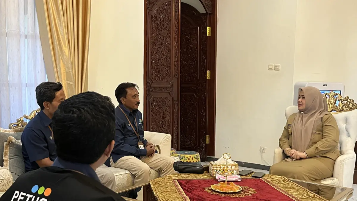 SENSUS EKONOMI: Kepala BPS NTB Wahyudin (tiga dari kiri) saat melakukan sensus ekonomi secara door to door perdana di Pendopo Wagub NTB Hj Indah Damayanti Putri (kanan), Senin (15/6). (FERIAL/LOMBOK POST)