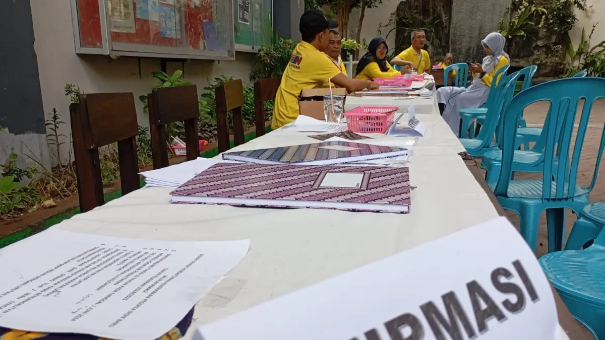 TUNGGU PENDAFTAR: Panitia SPMB SMPN 6 Mataram menunggu pendaftar jalur afirmasi di sekolah setempat, tahun lalu.

