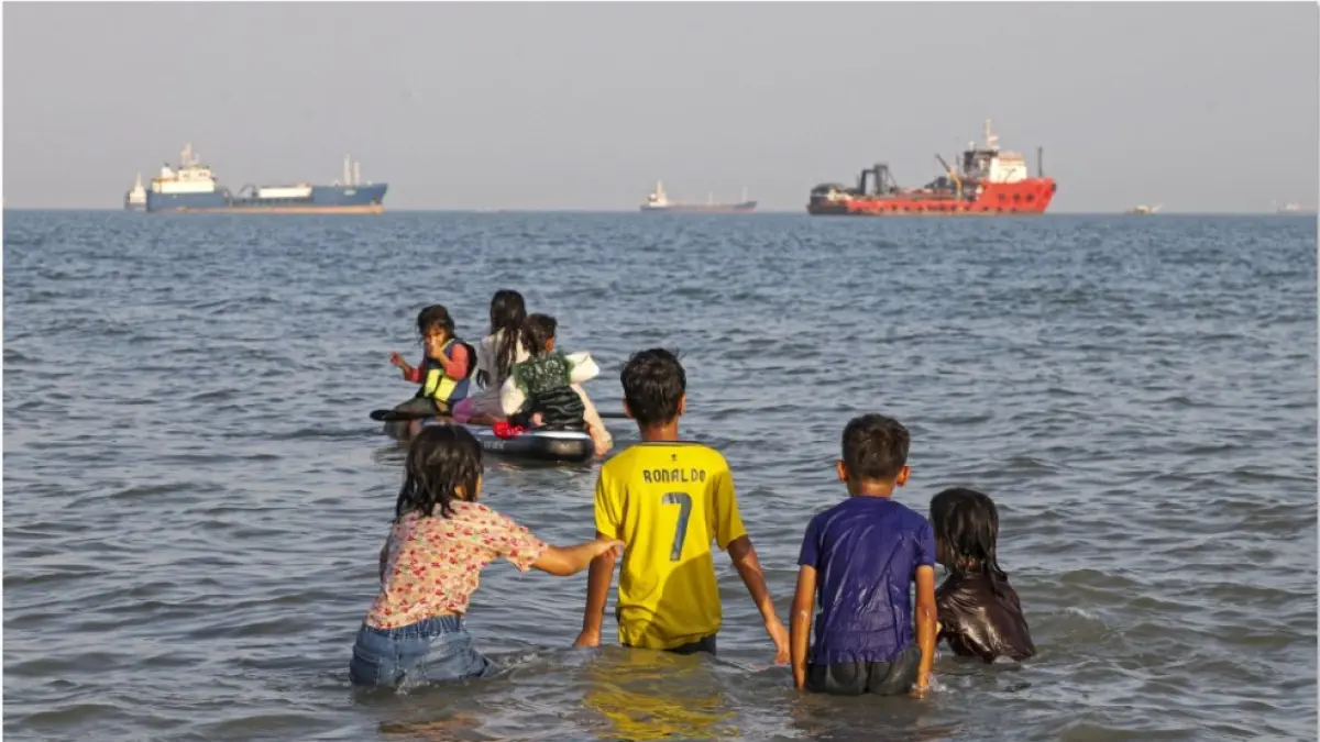 ANTRE: Kapal-kapal tanker minyak menunggu giliran untuk melintas Selat Hormuz di Iran. (AMIRHOSSEIN KHORGOOEI / ISNA / AFP)