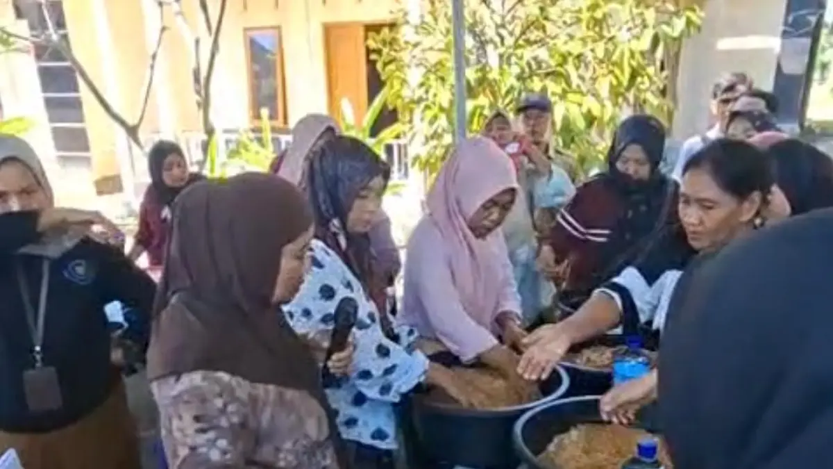 BERNILAI EKONOMI: Ibu-ibu di Lombok Utara mengikuti pelatihan membuat terasi dari limbah tambak udang.