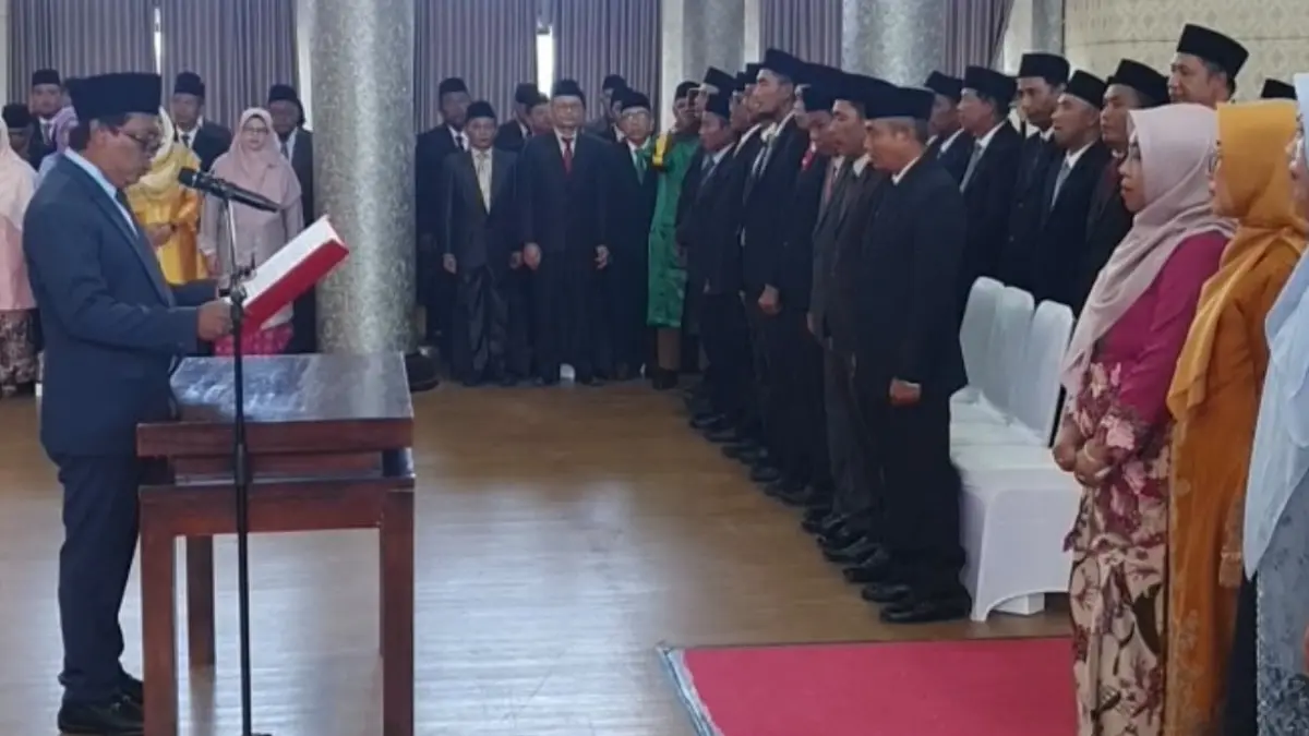 Bupati KSB Amar Nurmansyah melantik pejabat Pemda KSB, Senin (15/6).&nbsp;