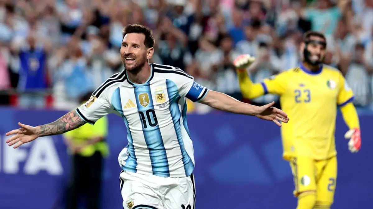 CETAK HATRICK: Lionel Messi saat merayakan golnya ke gawang Aljazair dalam laga pembuka grup J, Rabu (17/6). (Instagram @afaseleccion)