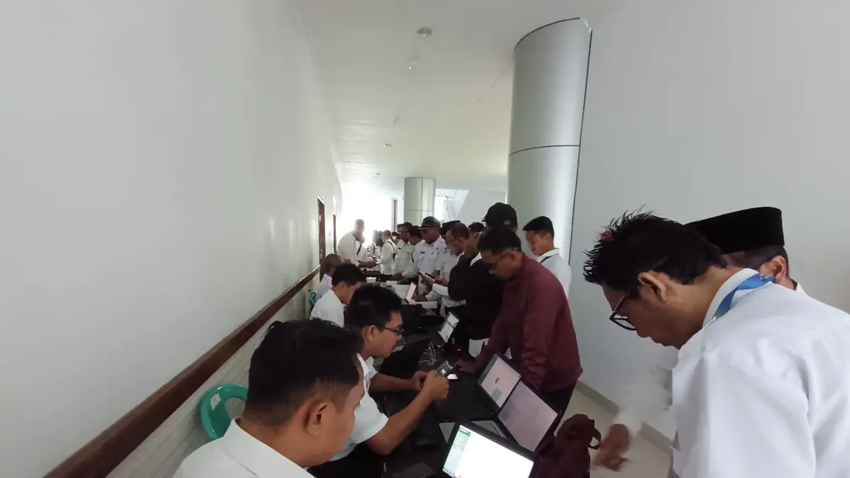 DATA DIGITAL: Sejumlah kepala desa dan kepala Dusun di Lombok Timur (Lotim) saat melakukan aktivasi Identitas Kependudukan Digital. 