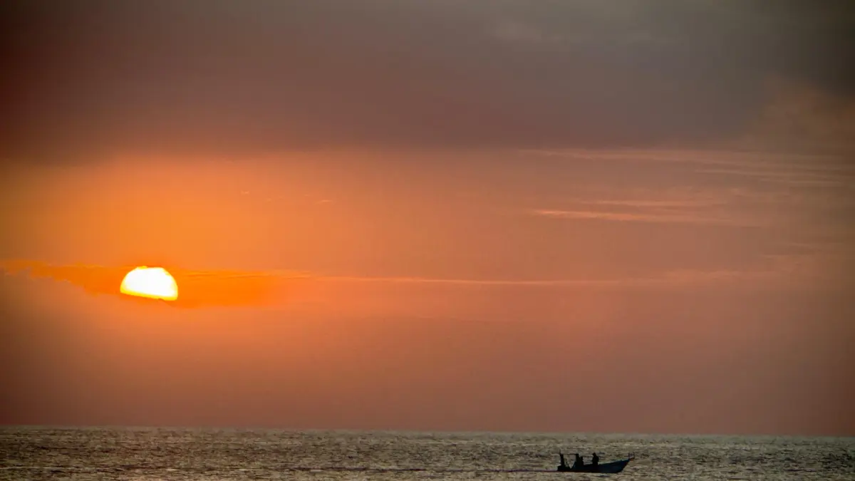 EKONOMI PESISIR: Hamparan laut NTB yang menyimpan kekayaan hayati melimpah sekaligus menjadi urat nadi perekonomian bagi ratusan pelaku usaha perikanan skala mikro hingga besar. (YUYUN/LOMBOK POST)