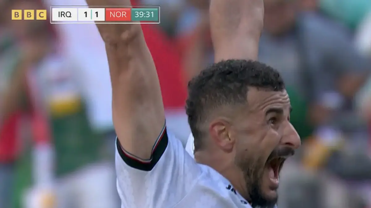 Aymen Hussein merayakan gol bersejarah bersama rekan-rekannya saat membela Irak di Piala Dunia 2026. Penyerang berusia 29 tahun itu menjadi sorotan dunia setelah mencetak gol penting di tengah kisah hidupnya yang penuh perjuangan dan tragedi keluarga.