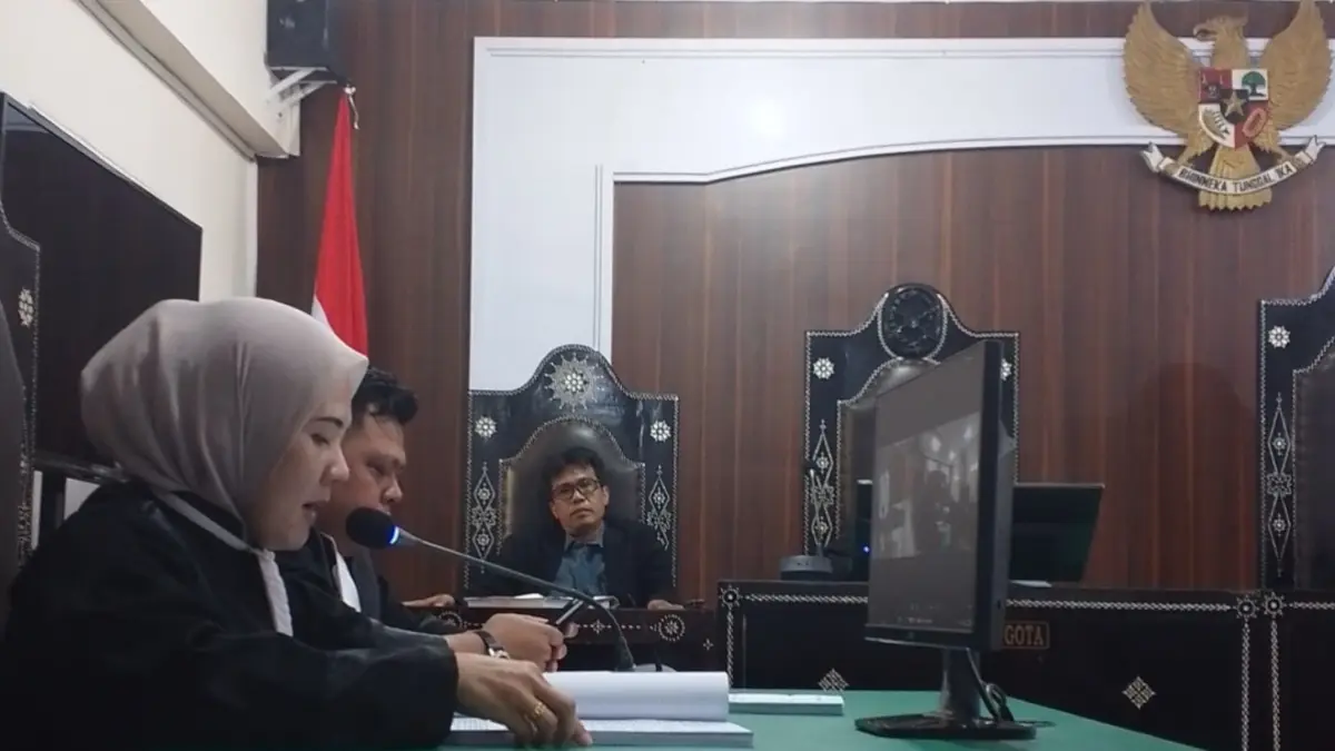 HARLI/LOMBOK POST

NYATAKAN BANDING: Tim dari JPU membacakan tuntutan saat sidang di Pengadilan Negeri Mataram, beberapa waktu lalu. (Harli/LombokPost)