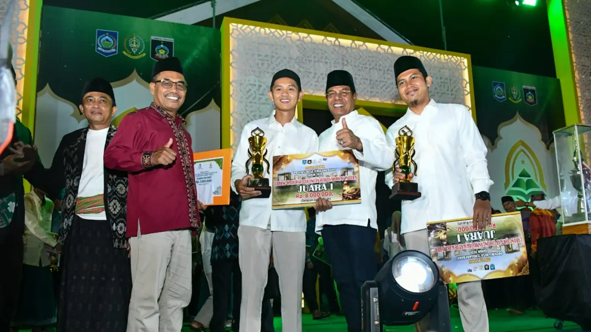 JUARA: Bupati Lombok Timur Haerul Warisin saat foto bersama peserta MTQ asal Lotim yang berhasil meraih juara pada MTQ XXXI NTB di Lombok Tengah