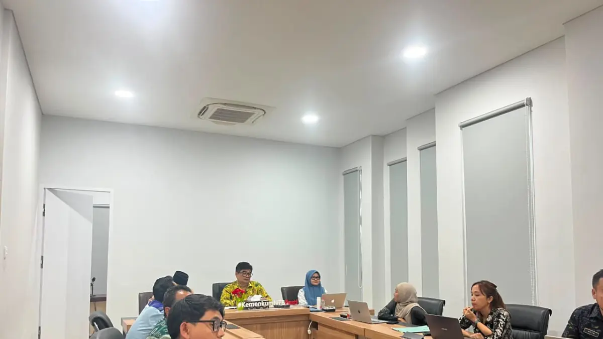Kepala Divisi Peraturan Perundang-undangan dan Pembinaan Hukum Kanwil Kemenkum NTB, Edward James Sinaga, memimpin rapat harmonisasi empat Rancangan Peraturan Bupati (Raperbup) Kabupaten Lombok Tengah di Ruang Rapat Mandalika Kanwil Kemenkum NTB.