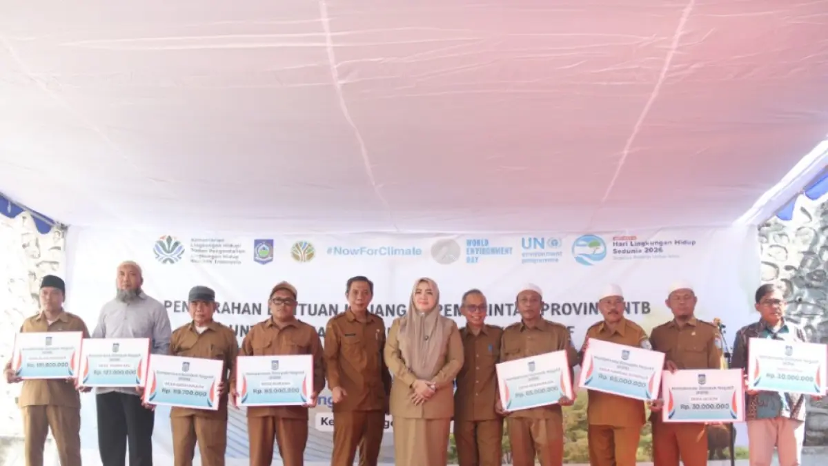 KOMPENSASI: Wagub NTB Indah Dhamayanti Putri saat menyerahkan kompensasi dampak negatif kepada kepala desa di kawasan TPA Regional Kebon Kongok, Lombok Barat. (Diskominfotik NTB)