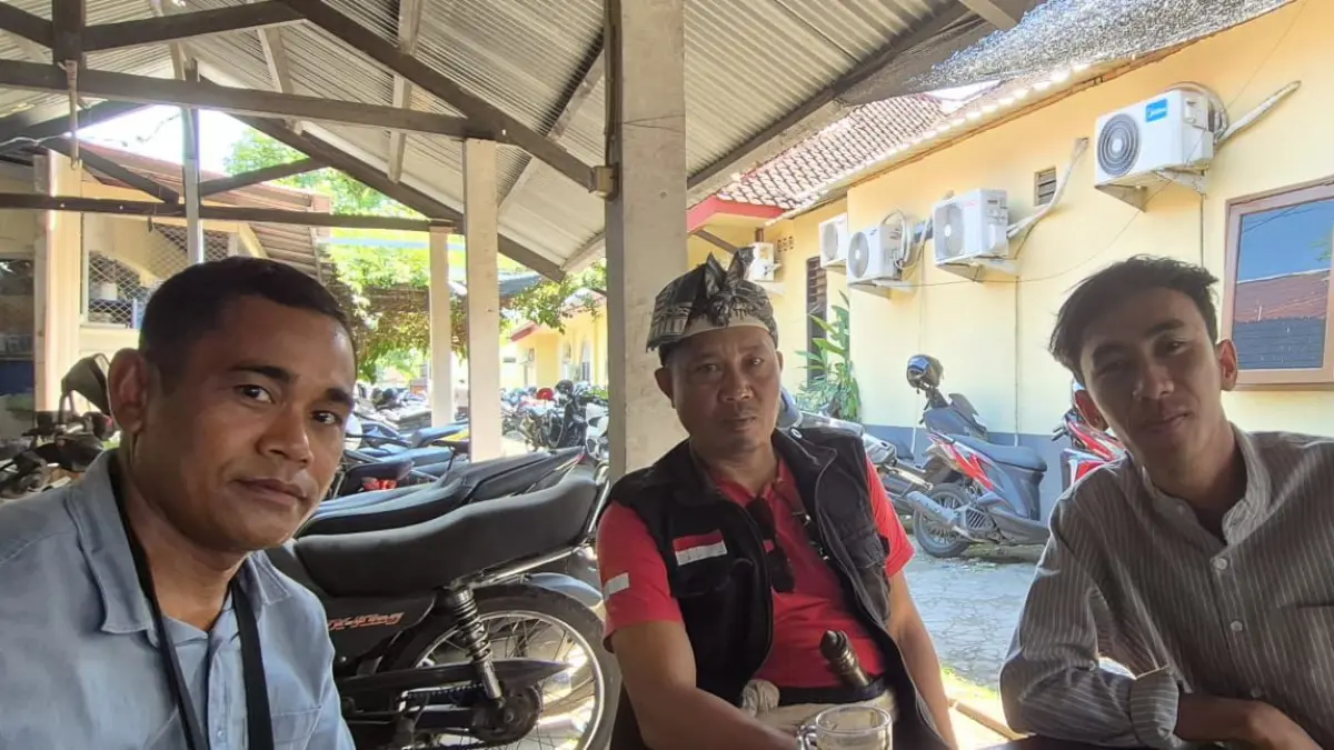 MELAPOR: Koordinator Masyarakat Adat Bayan Raden Riko Agustian (kiri) bersama&nbsp; Ketua Lang-Lang Adat Bayan sekaligus Koordinator Majelis Adat Bayan, Papuk Bajang (Nikrana) (tengah) datangi Polda NTB untuk melapor, Senin (15/6).&nbsp;(HARLI/LOMBOK POST)