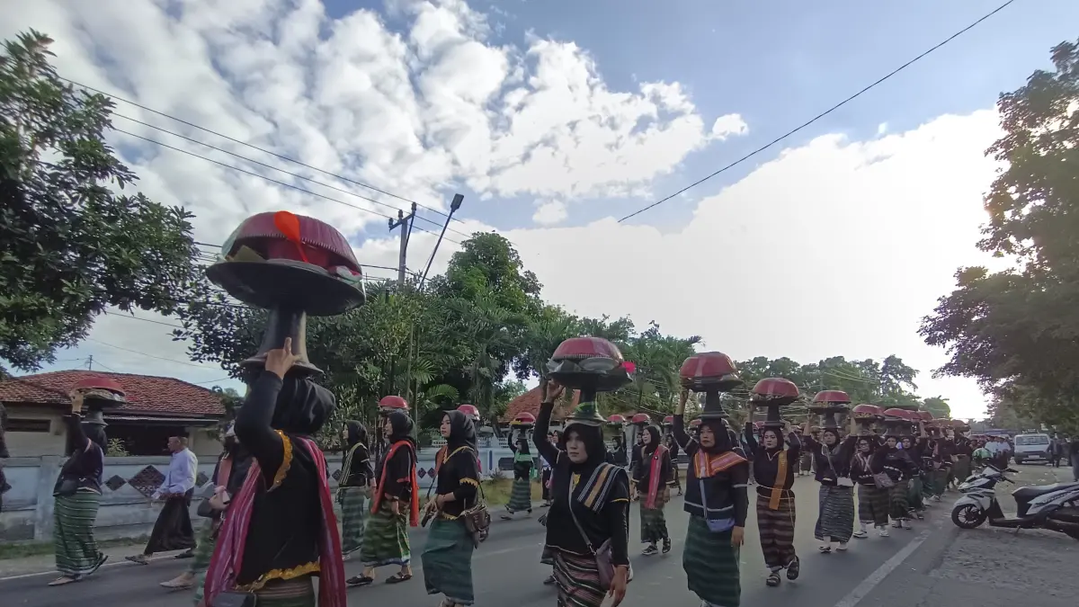 PAWAI DULANG: Ibu-ibu dari Desa Pengadangan, Kecamatan Pringgasela mengikuti Pawai Seribu dulang pada pembukaan Festival 1 Muharram 1448 Hijriah. 
