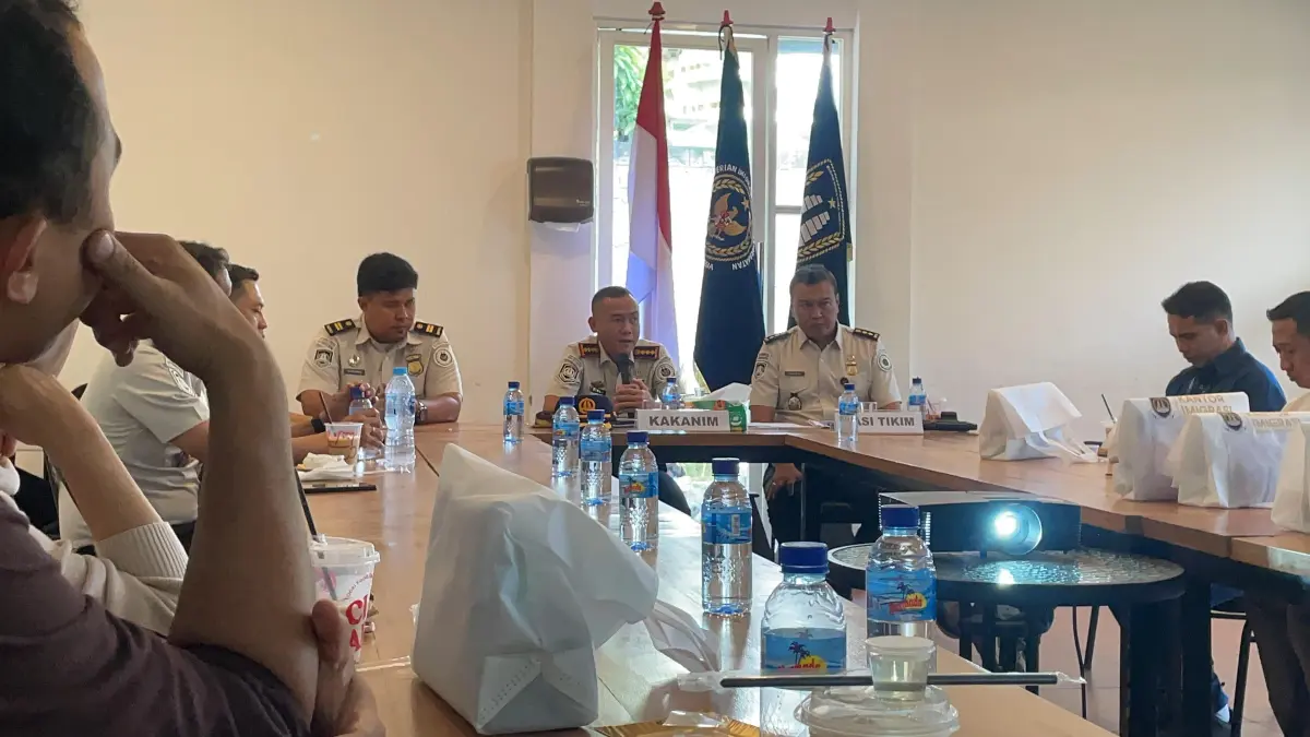 PEMAPARAN: Kepala Kantor Imigrasi Kelas I TPI Mataram Mirza Akbar memberikan sambutan saat bertemu dengan media di Acibara, Kota Mataram, Senin (15/6). (HARLI/LOMBOK POST)