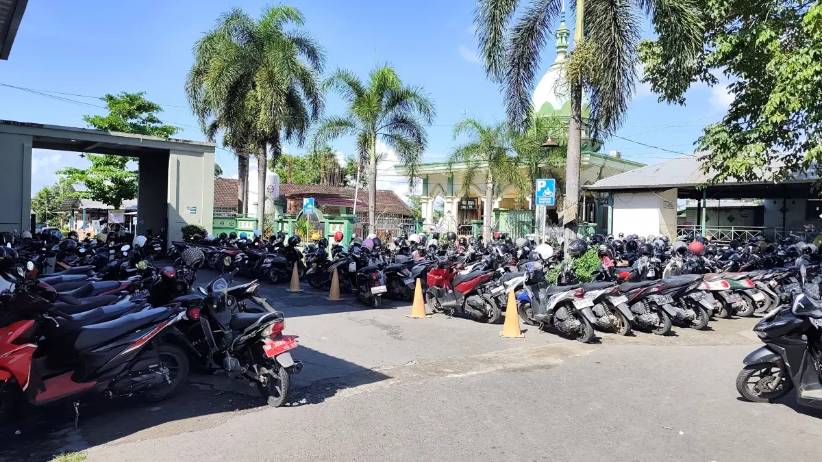 RETRIBUSI PARKIR: Ribuan motor terparkir di halaman RSUD Praya, Loteng, beberapa waktu lalu. (Dewi/Lombok Post) 