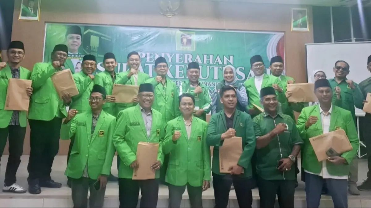 Seluruh ketua Dewan Pimpinan Cabang (DPC) PPP kabupaten/kota se-NTB menunjukkan surat keputusan (SK) kepengurusan dari DPP PPP yang diserahkan oleh DPW PPP NTB, beberapa waktu lalu.&nbsp;