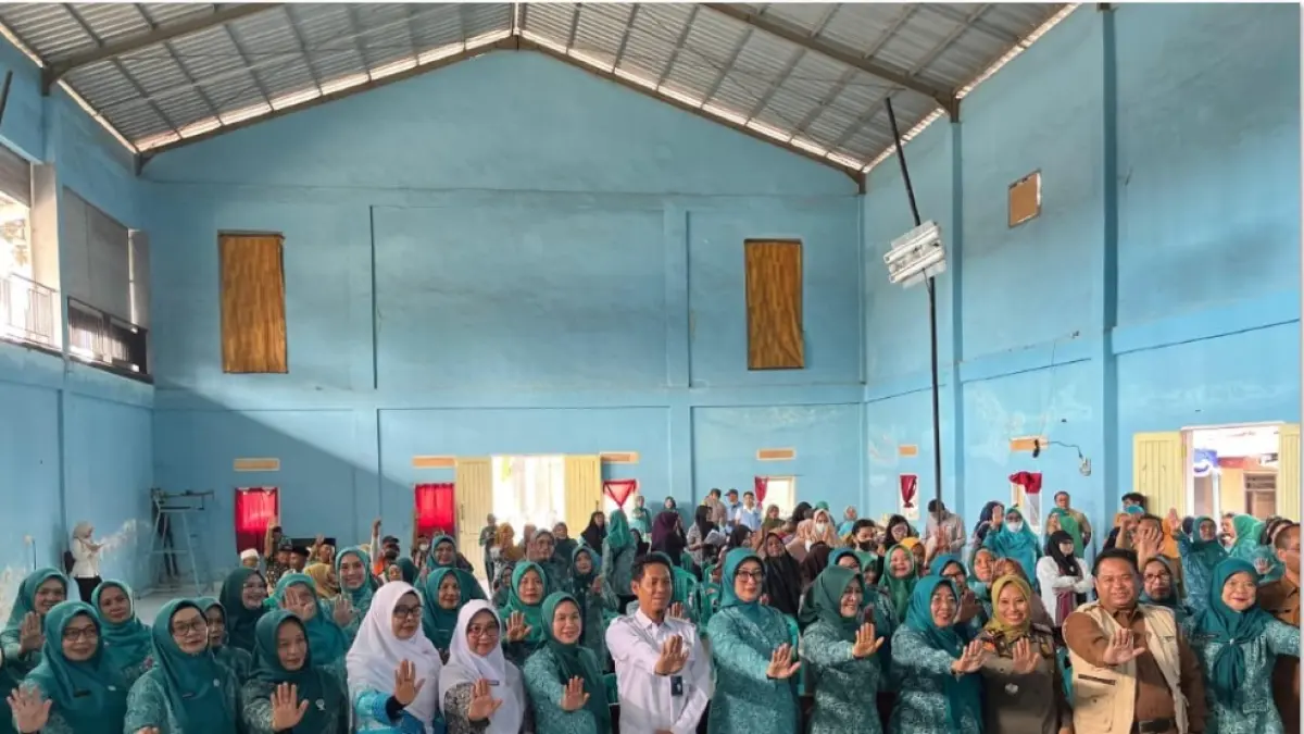 SINERGI: Ketua TP PKK NTB Sinta Agathia saat menghadiri kegiatan HKG PKK ke-54 di Desa Sakra, Lombok Timur, Senin (15/6). (DISKOMINFOTIK NTB/LOMBOK POST)