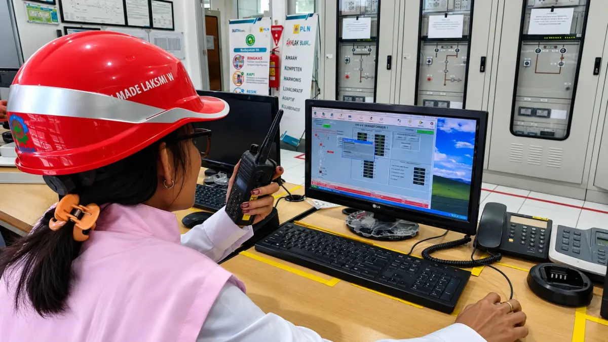 Srikandi PLN NTB yang ikut terlibat dalam pemeliharaan peralatan monitoring data di Gardu Induk Mantang.