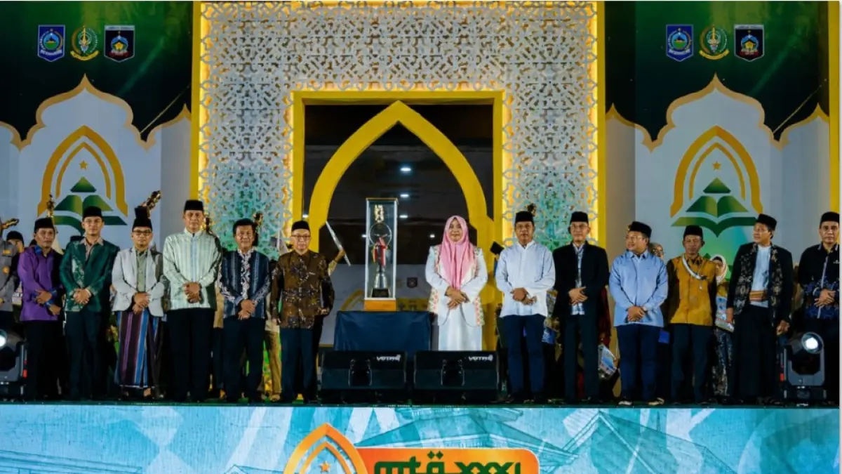 SUKSES: Wagub NTB Indah Dhamayanti Putri bersama sejumlah kepala daerah dan panitia saat penutupan MTQ XXXI Tingkat Provinsi NTB Tahun 2026 di Bencingah Agung Masmirah Kabupaten Lombok Tengah, Senin (15/6). (DISKOMINFOTIK NTB/LOMBOK POST)