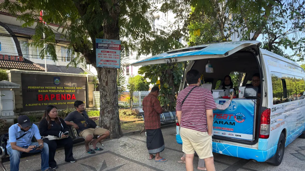 SUMBER PAD: Sejumlah warga Kota Mataram, membayar PKB di depan kantor Bapenda NTB, beberapa waktu lalu. (YUYUN/LOMBOK POST)