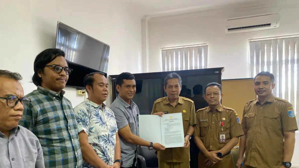 TERIMA KUASA: Dr. Lalu Anton Hariawan bersama timnya menerima surat kuasa dari Pemkab Lobar terkait perkara perdata dengan STIE AMM Mataram.