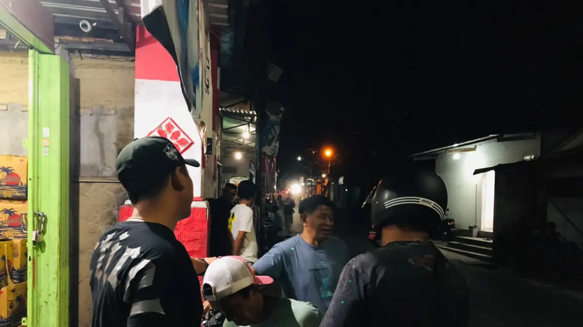 TERTANGKAP LAGI: Terduga pengedar sabu berinisial RS menunduk saat ditangkap tim Satresnarkoba Polresta Mataram, Minggu malam (14/6).&nbsp;(Harli/Lombok Post)