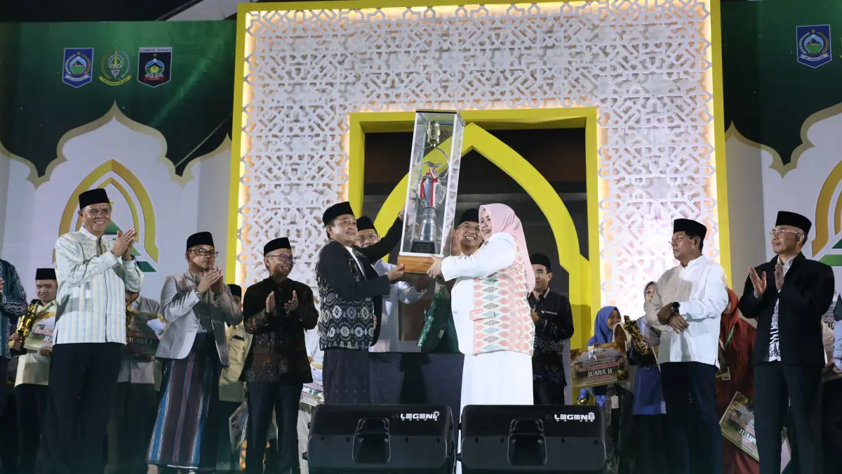 Wakil Gubernur NTB Indah Damayanti Putri (kanan) menyerahkan piala juara umum MTQ NTB 2026 kepada Bupati Loteng Lalu Pathul Bahri (kiri) saat penutupan ajang MTQ NTB 2026 XXXI di Bencingah Agung Masmirah, Loteng, Senin (15/6).