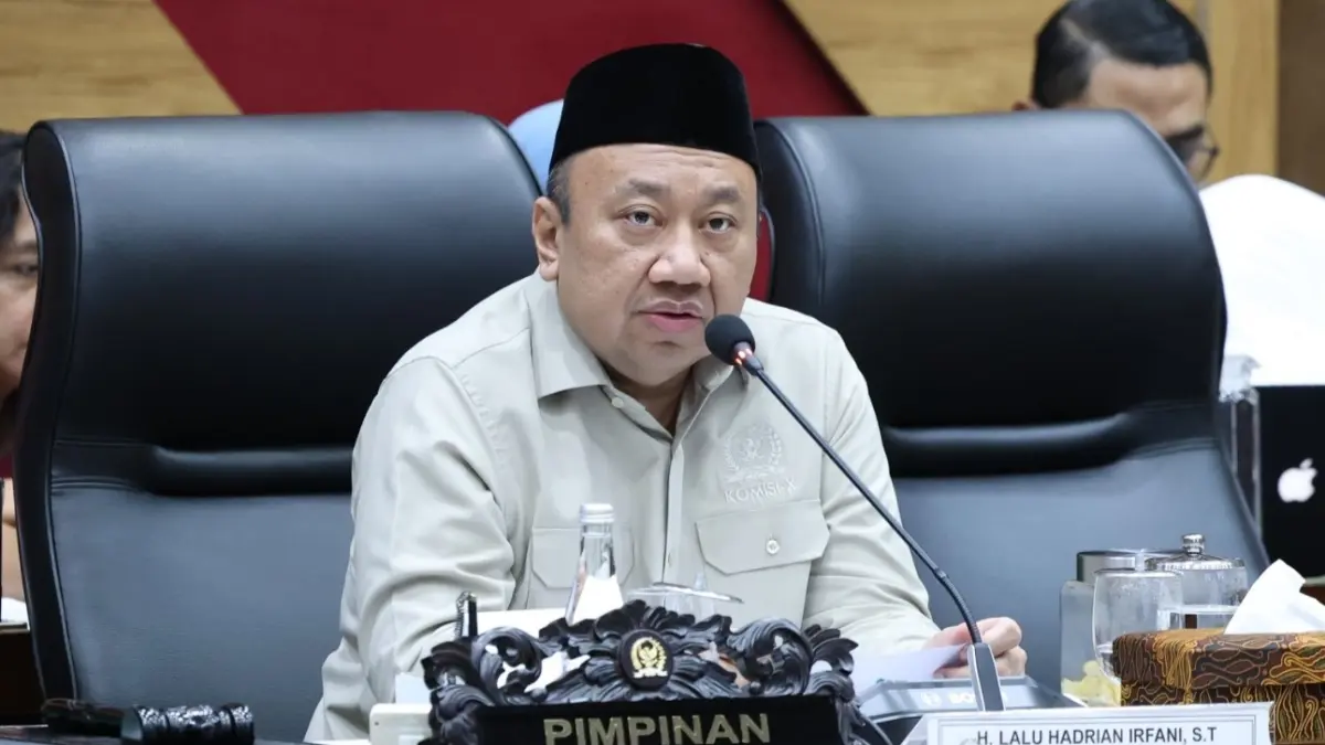 Wakil Ketua Komisi X DPR RI Lalu Hadrian Irfani saat rapat kerja Komisi X DPR RI bersama Menteri Pendidikan Dasar dan Menengah di Ruang Rapat Komisi X, Kompleks Parlemen, Senayan, Jakarta, Rabu (17/6). (IST/LOMBOK POST)