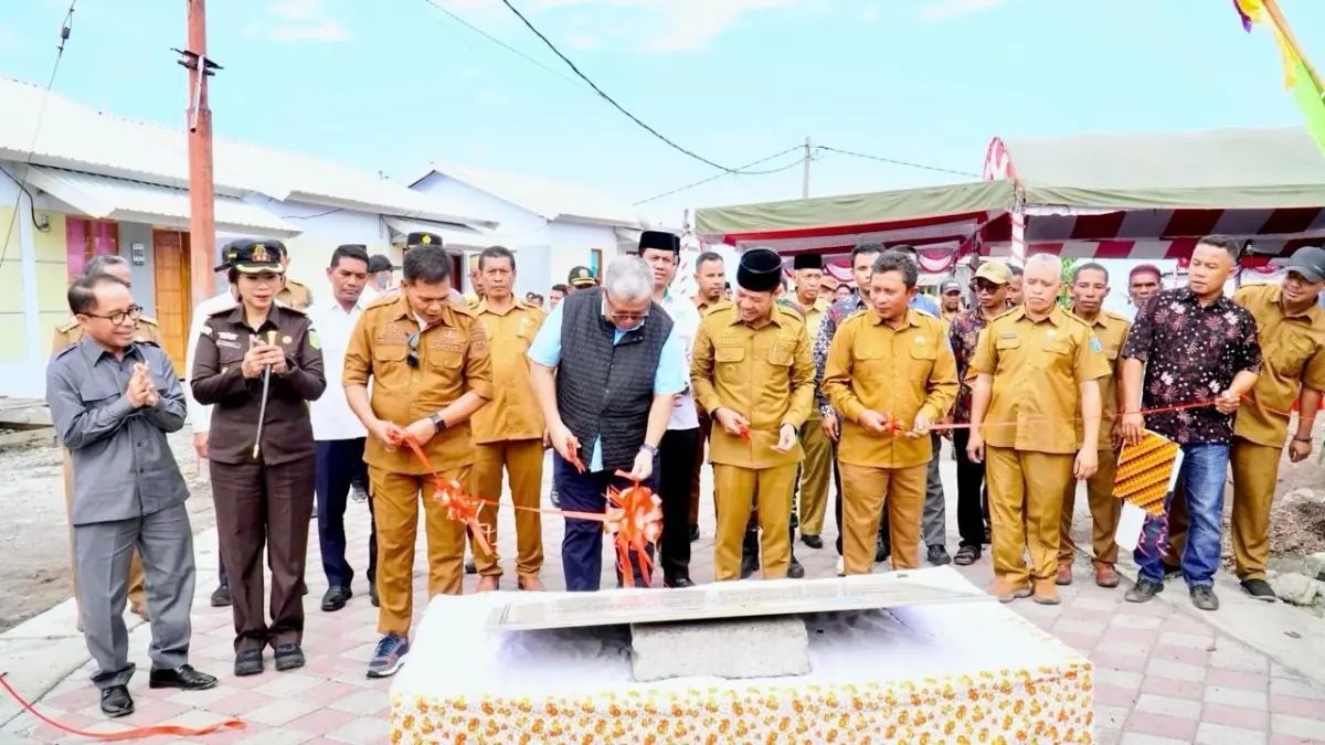 Wamen PKP Fahri Hamzah (empat kiri) didampingi Bupati Dompu Bambang Firduas (tengah), serta Jajaran Forkopimda dan pejabat lainnya meresmikan penataan Kawasan Dorokarama II Segmen I Tahun 2025 di Desa Soro, Kecamatan Kempo, Kabupaten Dompu, Senin (15/6).