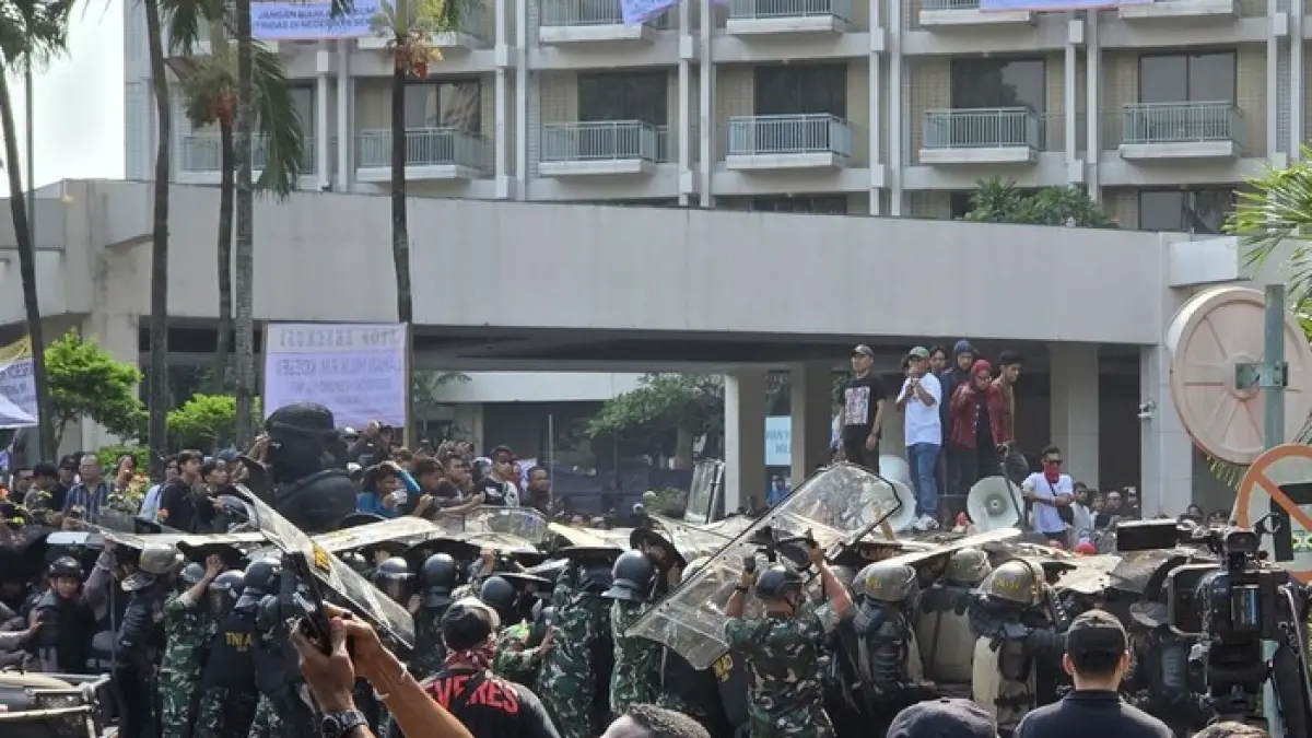 Aparat keamanan berjaga saat proses eksekusi Hotel Sultan di kawasan Gelora Bung Karno (GBK), Jakarta, Rabu (18/6/2026). Eksekusi yang dilakukan tim juru sita Pengadilan Negeri Jakarta Pusat sempat diwarnai kericuhan akibat aksi perlawanan massa di lokasi. (Istimewa)