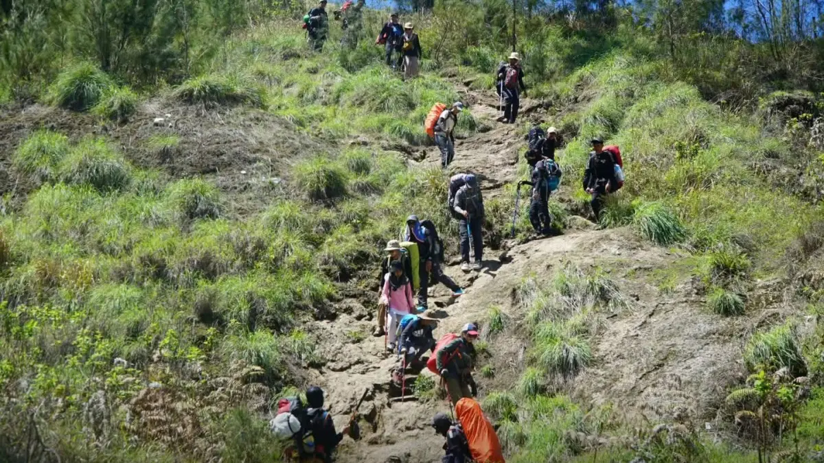 Aktivitas pendakian di kawasan Gunung Rinjani. (DOK. Balai TNGR)
