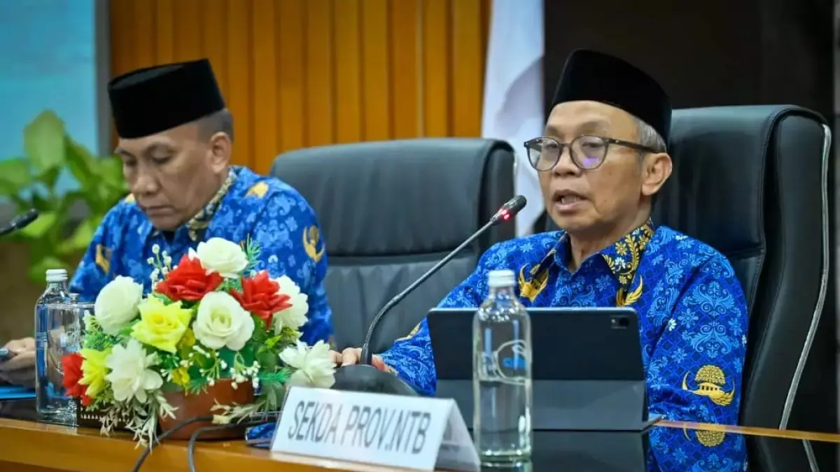 ARAHAN: Sekda NTB Abul Chair (kanan) saat memimpin rapat pimpinan yang dihadiri seluruh pejabat eselon dua lingkup Pemprov NTB di Gedung Sangkareang, Kantor Gubernur NTB, Rabu (17/6). (DISKOMINFOTIK NTB/LOMBOK POST)
