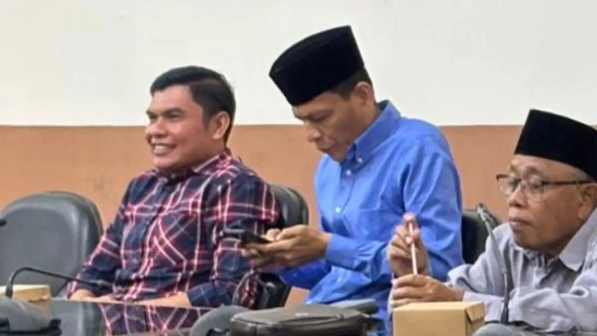 BERI DUKUNGAN: Komisi II DPRD KLU rapat bersama tim simpul KPBU PJU KLU.