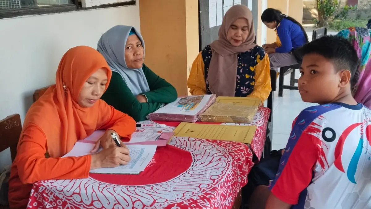 DAFTAR: Calon siswa didampingi orang tuanya mendaftar SPMB jalur domisili di SMPN 11 Mataram, tahun lalu.