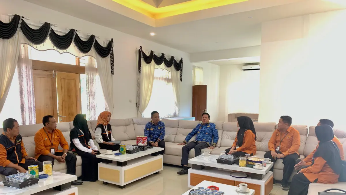 DATA PEMBANGUNAN: Petugas sensus ekonomi 2026 bersama kepala BPS Lombok Timur (Lotim) saat mendata Bupati di Pendopo Bupati Lotim. 