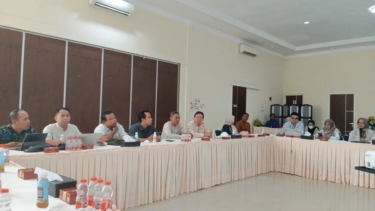 DISKUSI: Management KAN Jabung bersama OJK berdiskusi dalam pengembangan koperasi dan bisnis sapi perah di Jawa Timur, Kamis (18/6). (NURUL/LOMBOK POST)