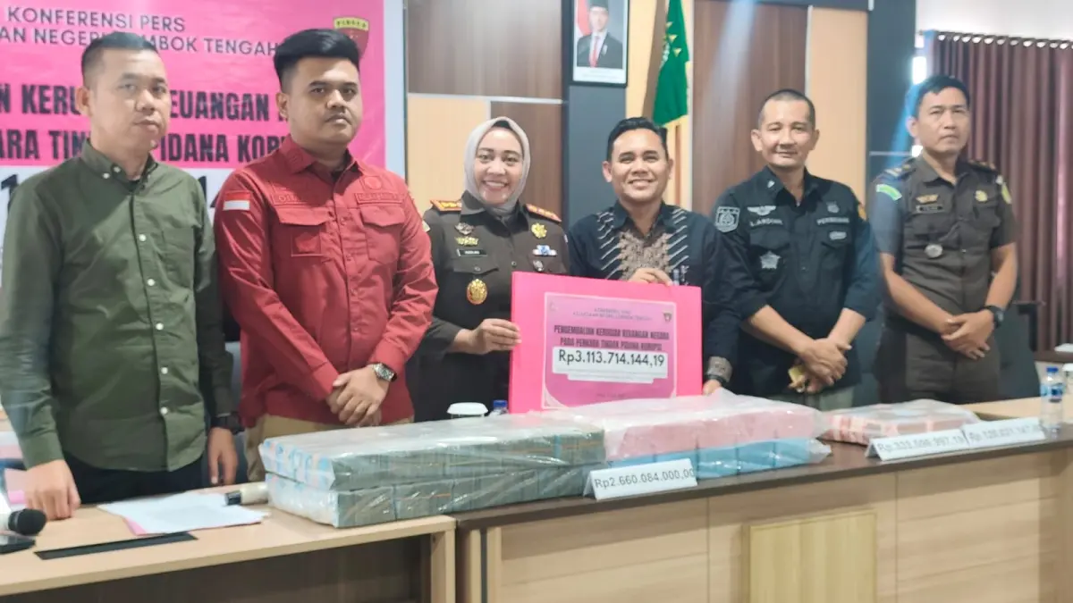 EKSEKUSI: Kejari Loteng menunjukkan bukti hasil sitaan terhadap harta koruptor yang ditangani jaksa, Rabu (17/6). (DEWI/LOMBOK POST)

