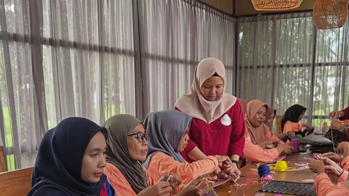 FINISHING: Para penenun Mina Tenun Lombok melakukan proses finishing dengan merajut produk, beberapa waktu lalu.( ISTIMEWA)