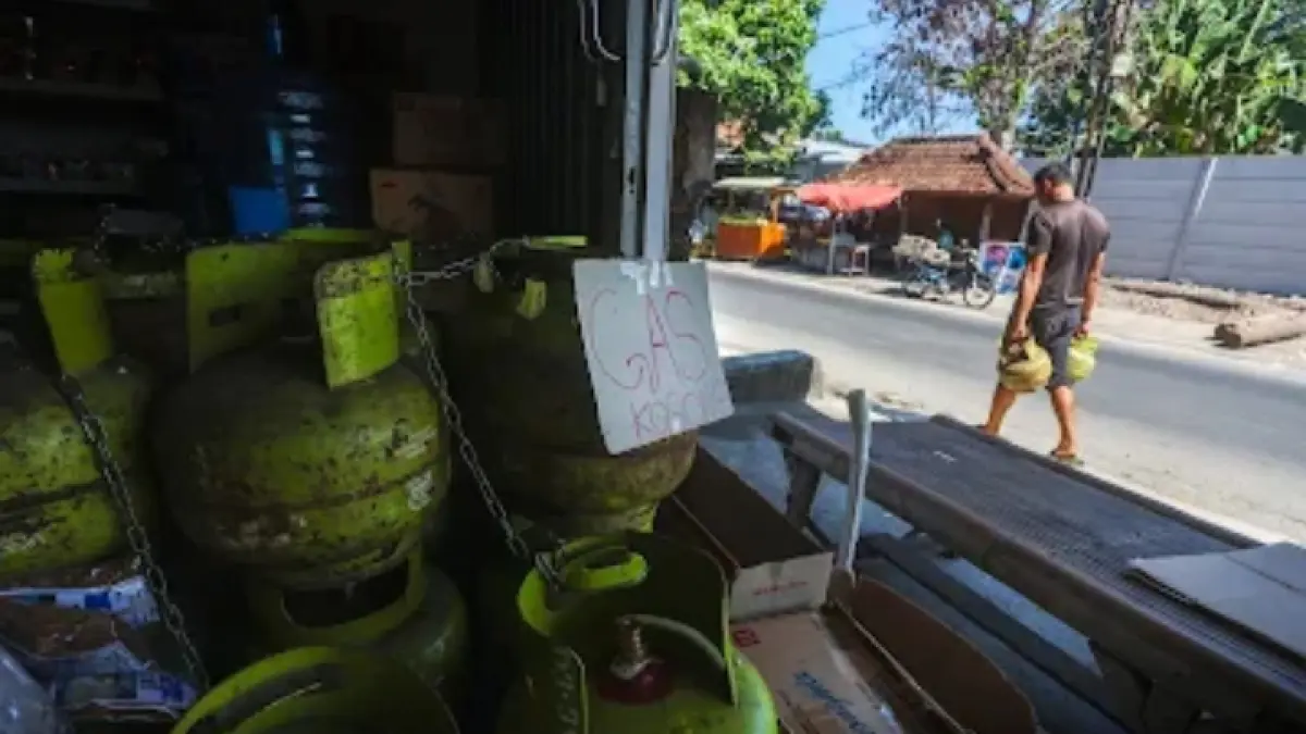 GIGIT JARI: Seorang warga hendak membeli LPG 3 kg di salah satu toko di Kelurahan Selagalas, Kota Mataram, Rabu (17/6). Namun stok LPG 3 kg di toko itu sedang kosong. (IVAN/LOMBOK POST)